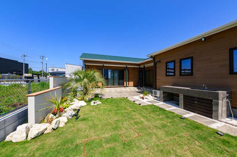 シンプル動線とアジアンリゾートの融合 贅沢な庭の迎え