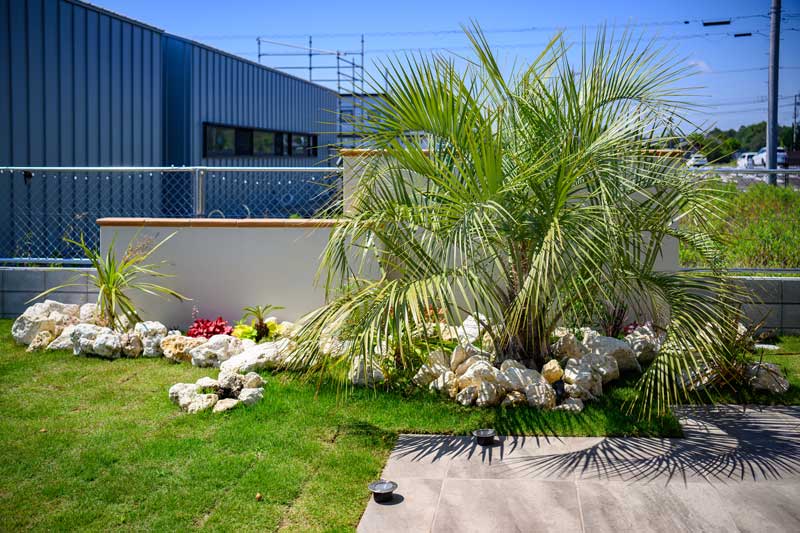 シンプル動線とアジアンリゾートの融合 贅沢な庭の迎え