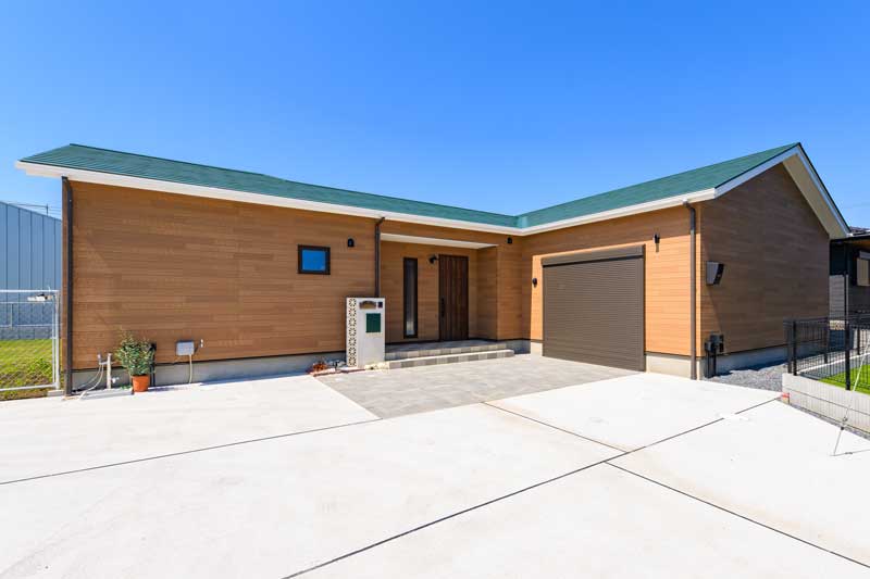 シンプル動線とアジアンリゾートの融合 贅沢な庭の迎え