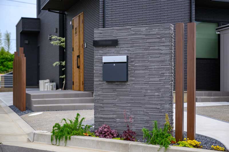 モノトーンに木の温もりを添えた外構デザイン