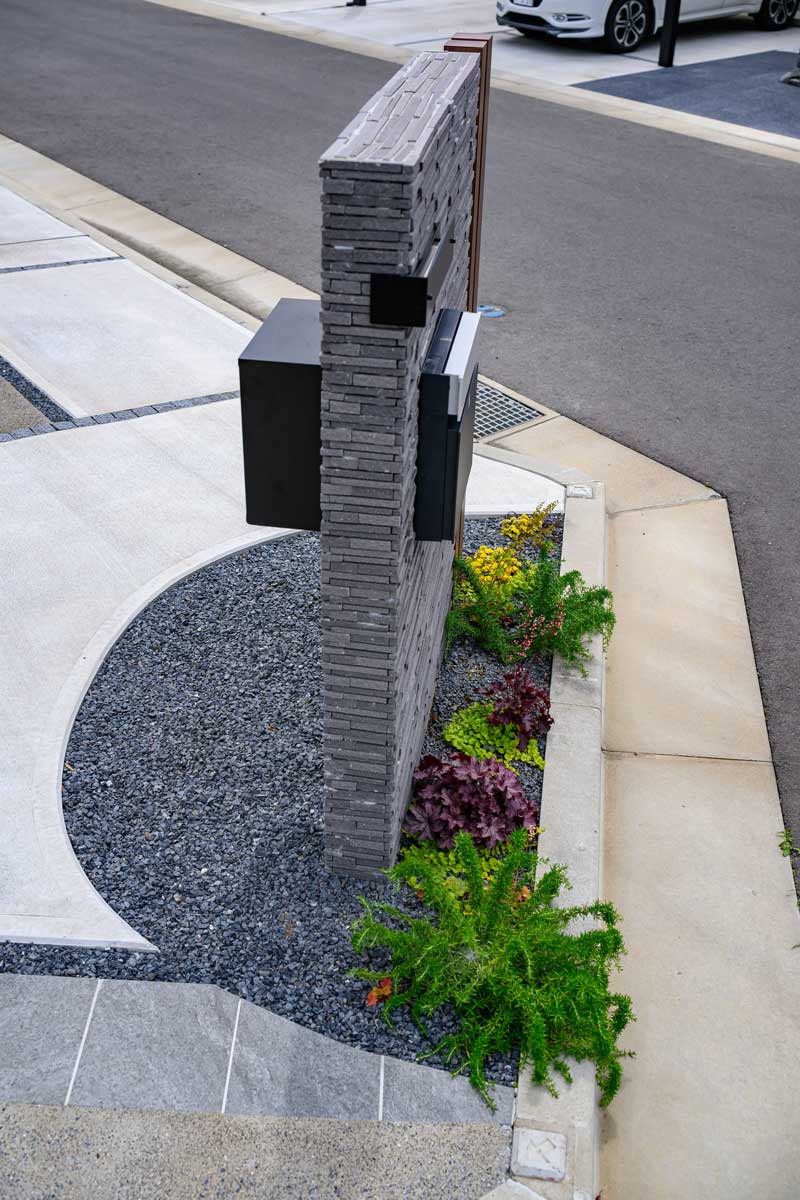 モノトーンに木の温もりを添えた外構デザイン