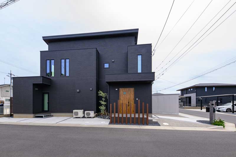 モノトーンに木の温もりを添えた外構デザイン