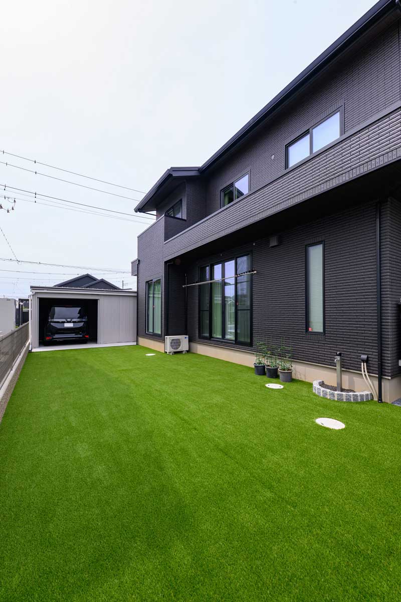 モノトーンに木の温もりを添えた外構デザイン