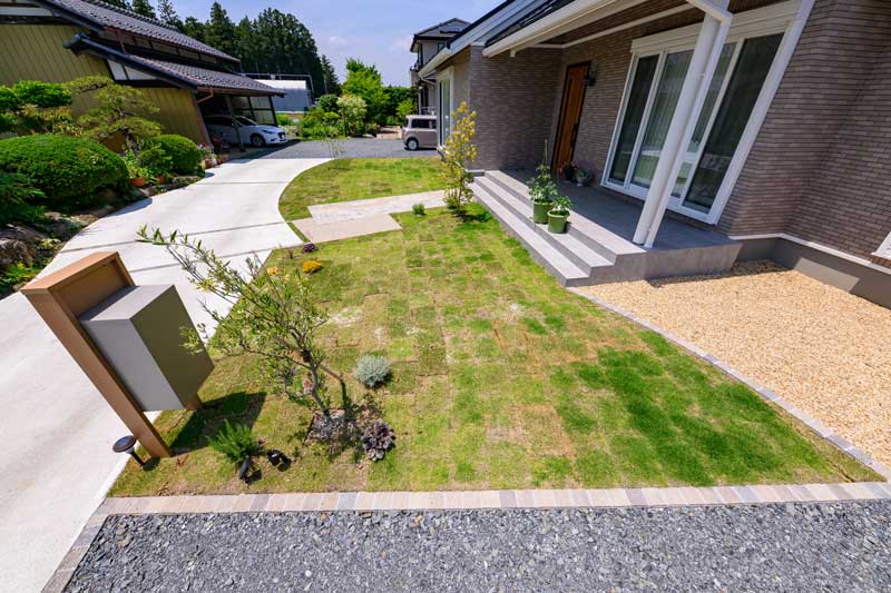 直線と曲線が調和する、心地よく暮らすお庭