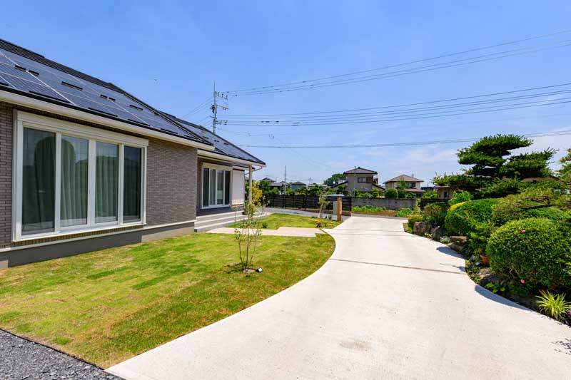 直線と曲線が調和する、心地よく暮らすお庭