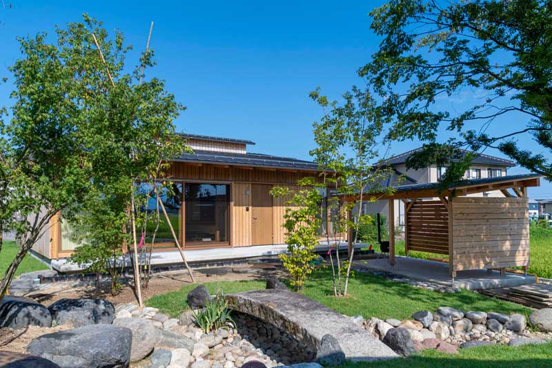 庭と小屋と人と自然の豊かな繋がりがここちよい暮らし