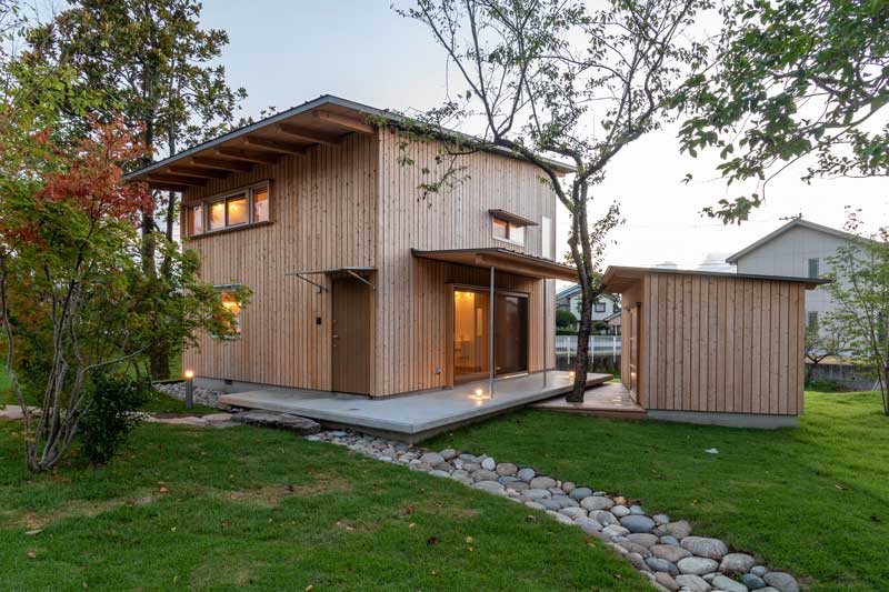 庭と小屋と人と自然の豊かな繋がりがここちよい暮らし