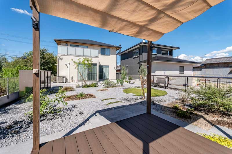 歩くほどに景色が変わる、つながりの庭