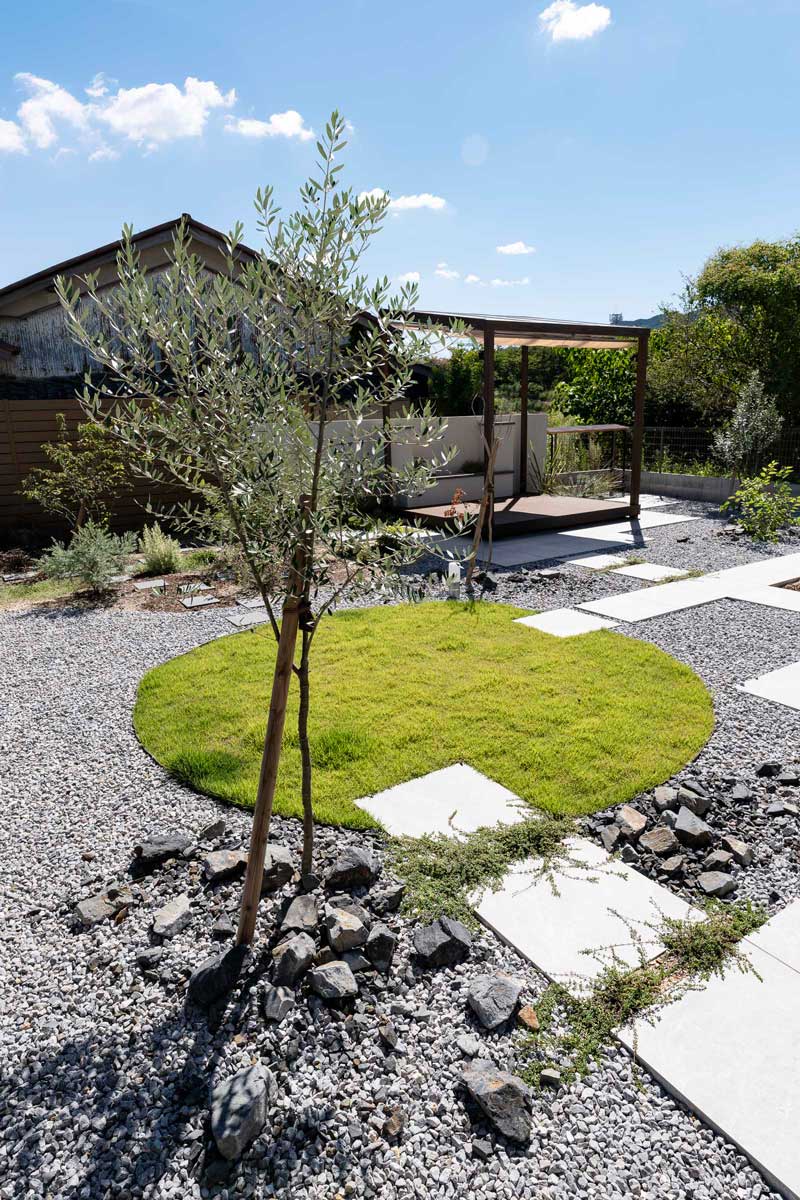 歩くほどに景色が変わる、つながりの庭