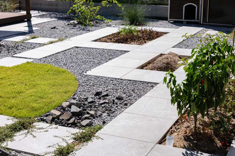 歩くほどに景色が変わる、つながりの庭