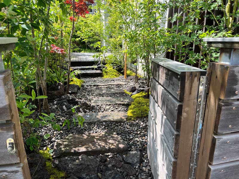 素材と緑が響き合う自然味あふれるガーデンエクステリア