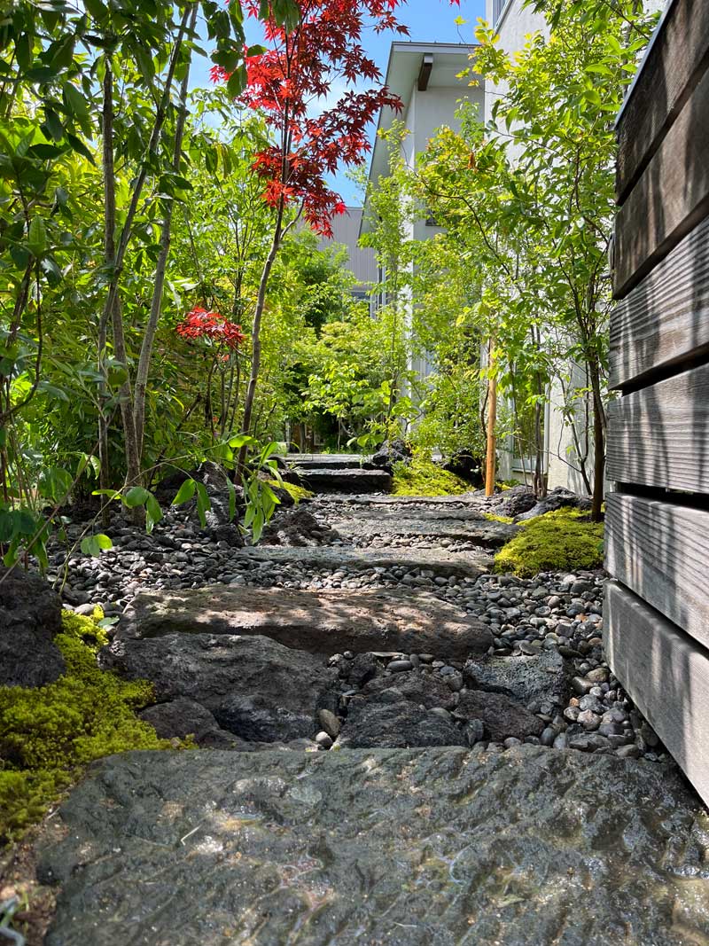 素材と緑が響き合う自然味あふれるガーデンエクステリア