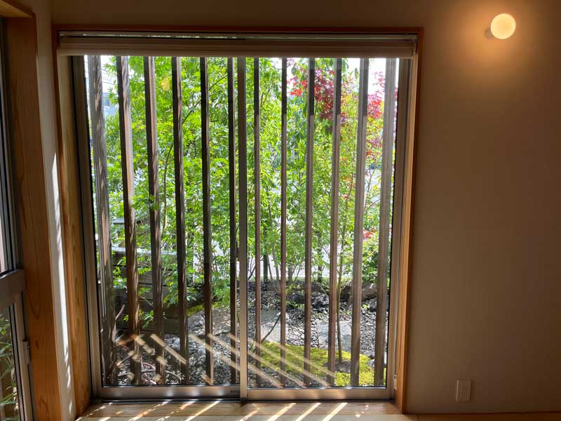 素材と緑が響き合う自然味あふれるガーデンエクステリア