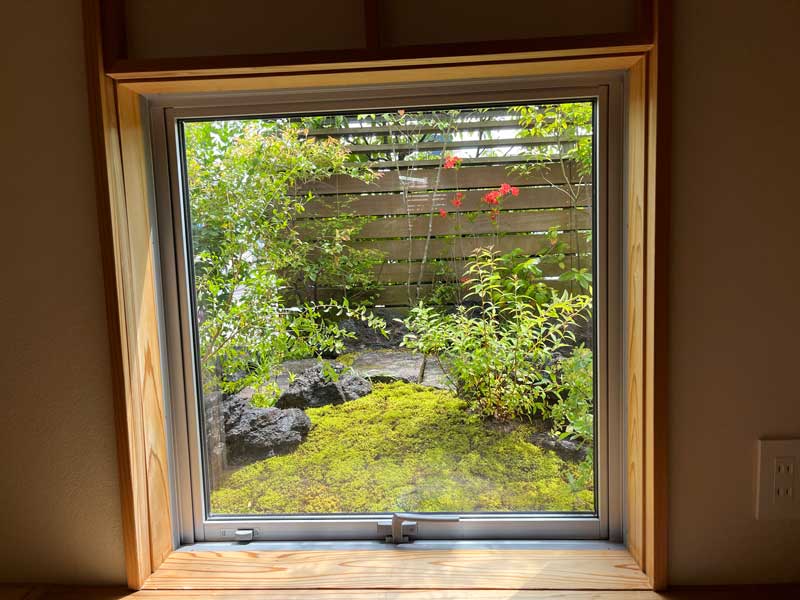 素材と緑が響き合う自然味あふれるガーデンエクステリア