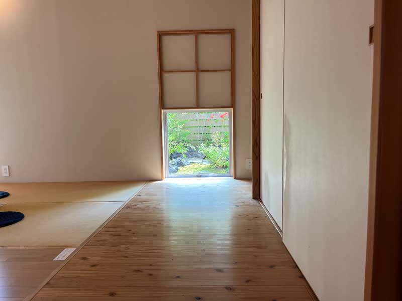 素材と緑が響き合う自然味あふれるガーデンエクステリア