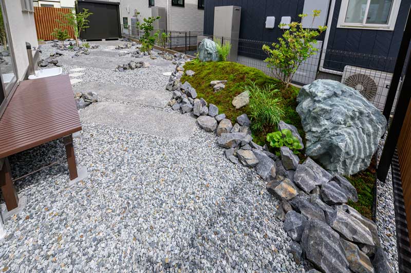 奥行きとやすらぎを感じる、ローメンテナンスの和庭デザイン