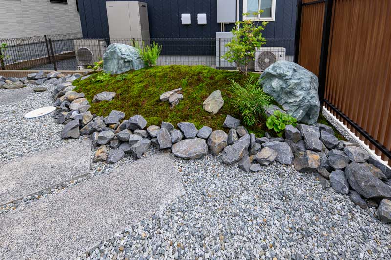 奥行きとやすらぎを感じる、ローメンテナンスの和庭デザイン