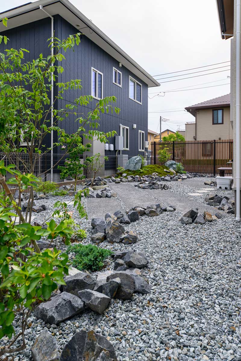 奥行きとやすらぎを感じる、ローメンテナンスの和庭デザイン
