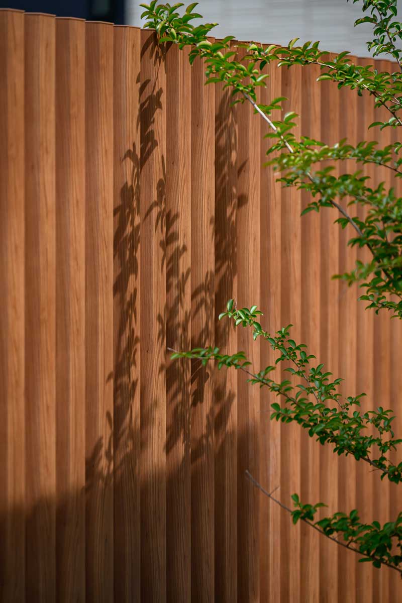 奥行きとやすらぎを感じる、ローメンテナンスの和庭デザイン