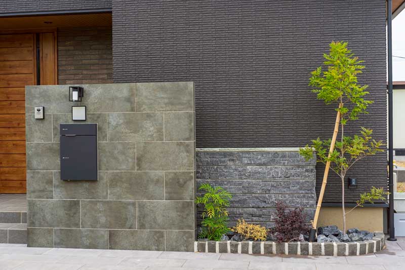 上品なグレーと緑のコントラストの新築外構