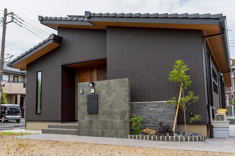 上品なグレーと緑のコントラストの新築外構