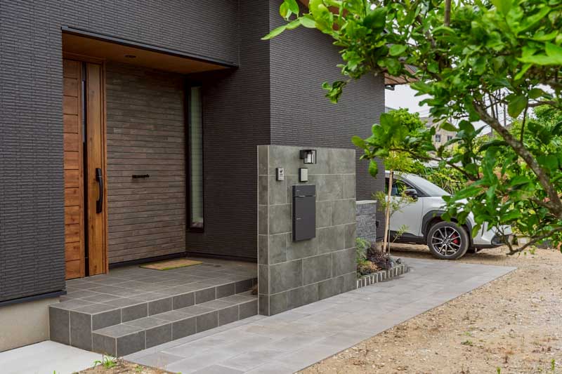 上品なグレーと緑のコントラストの新築外構