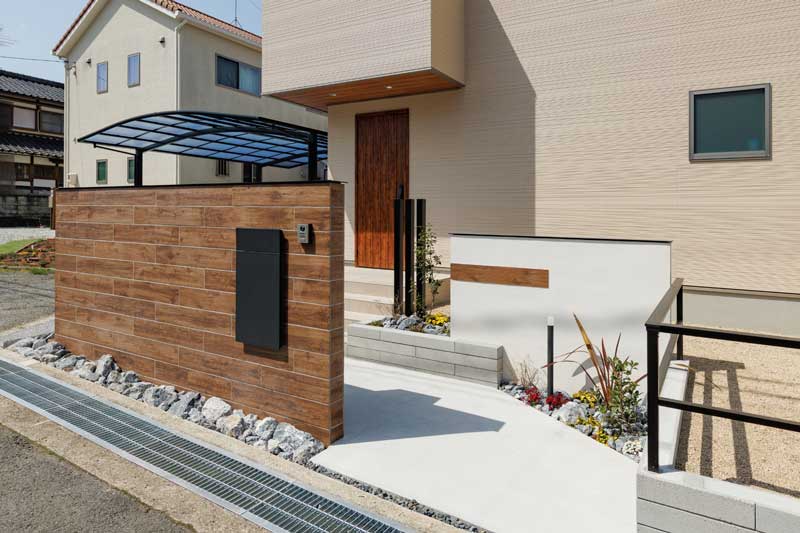 木目の美しい家