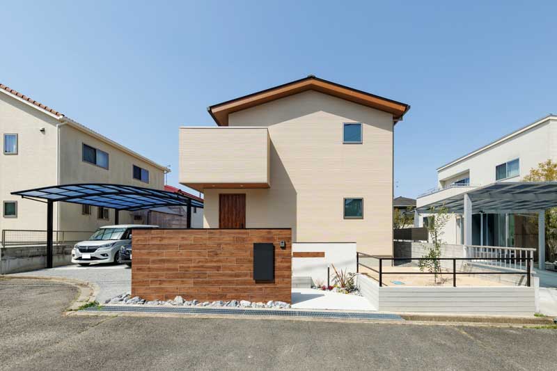 木目の美しい家