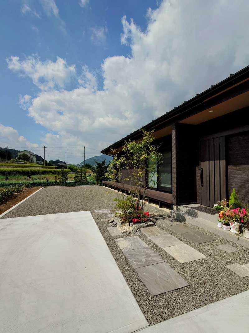 極めてシンプルな中に描くリズムと色彩