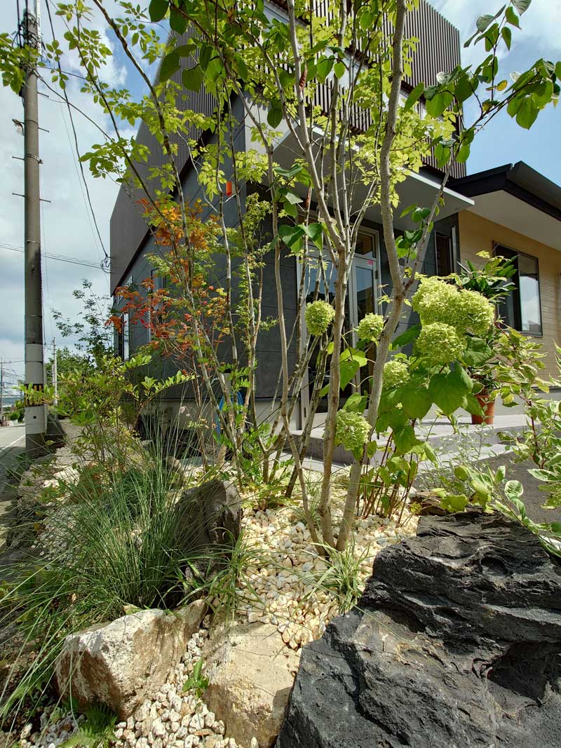 和と洋をMIXした景石植栽