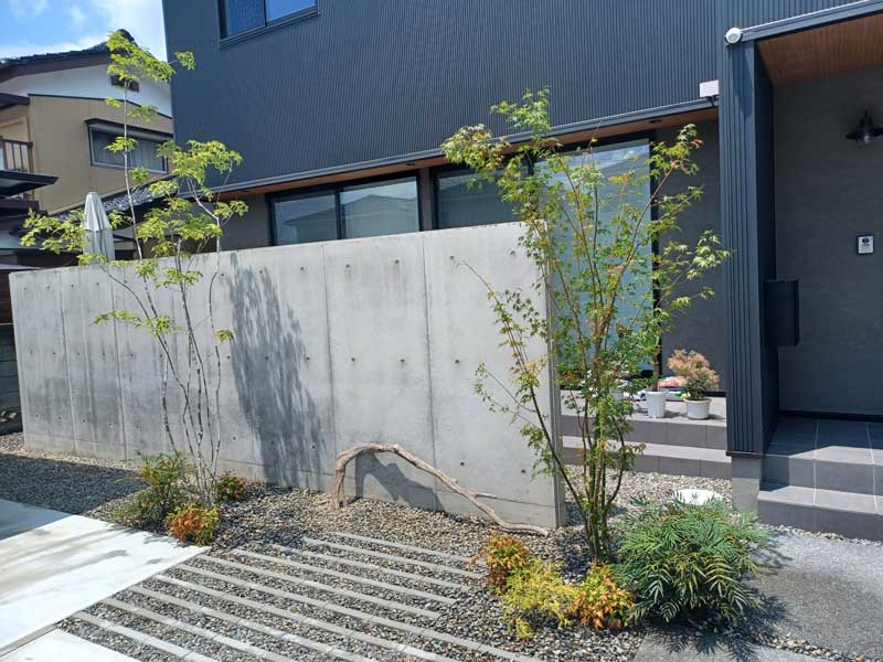 建築と調和し季節の変化を感じられる外構