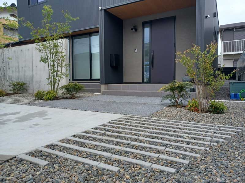 建築と調和し季節の変化を感じられる外構