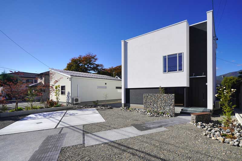 ガビオンと照明が映える家