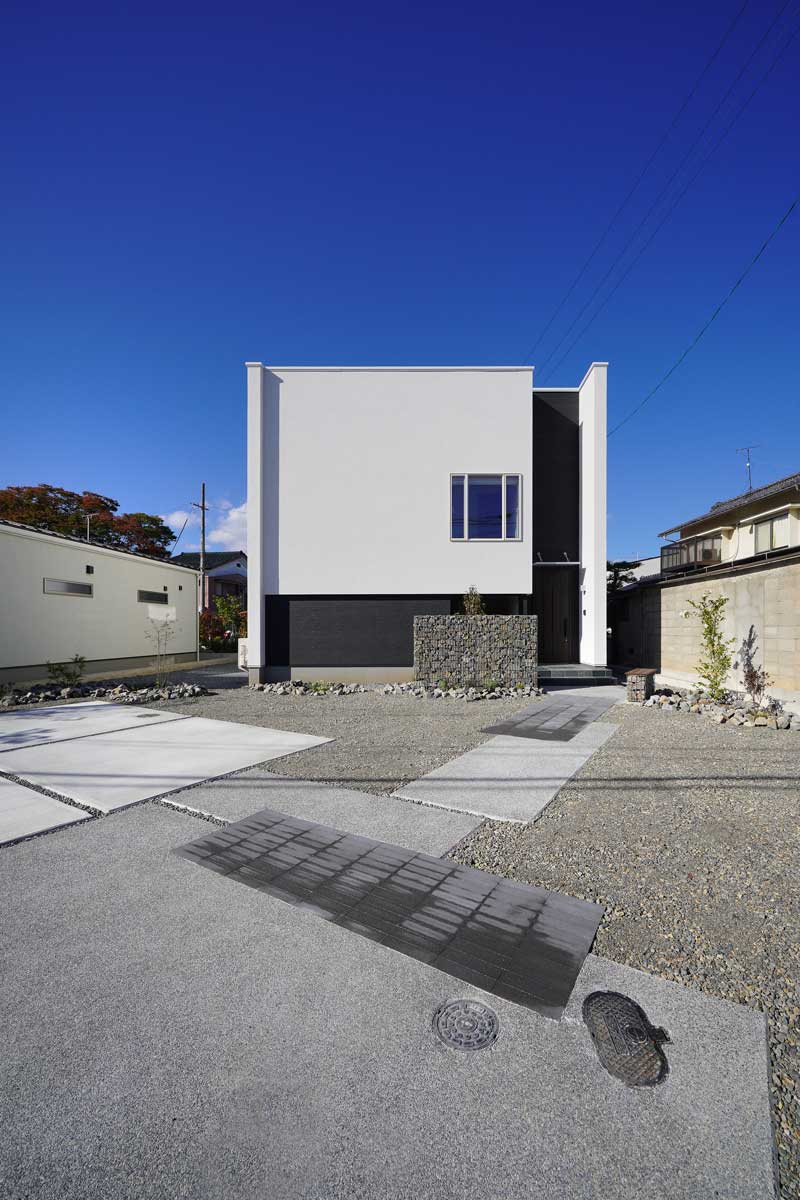 ガビオンと照明が映える家