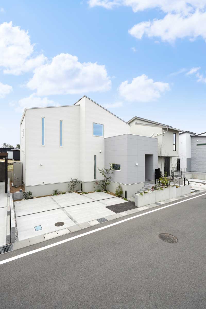 素材が調和した、スタイリッシュな新築外構