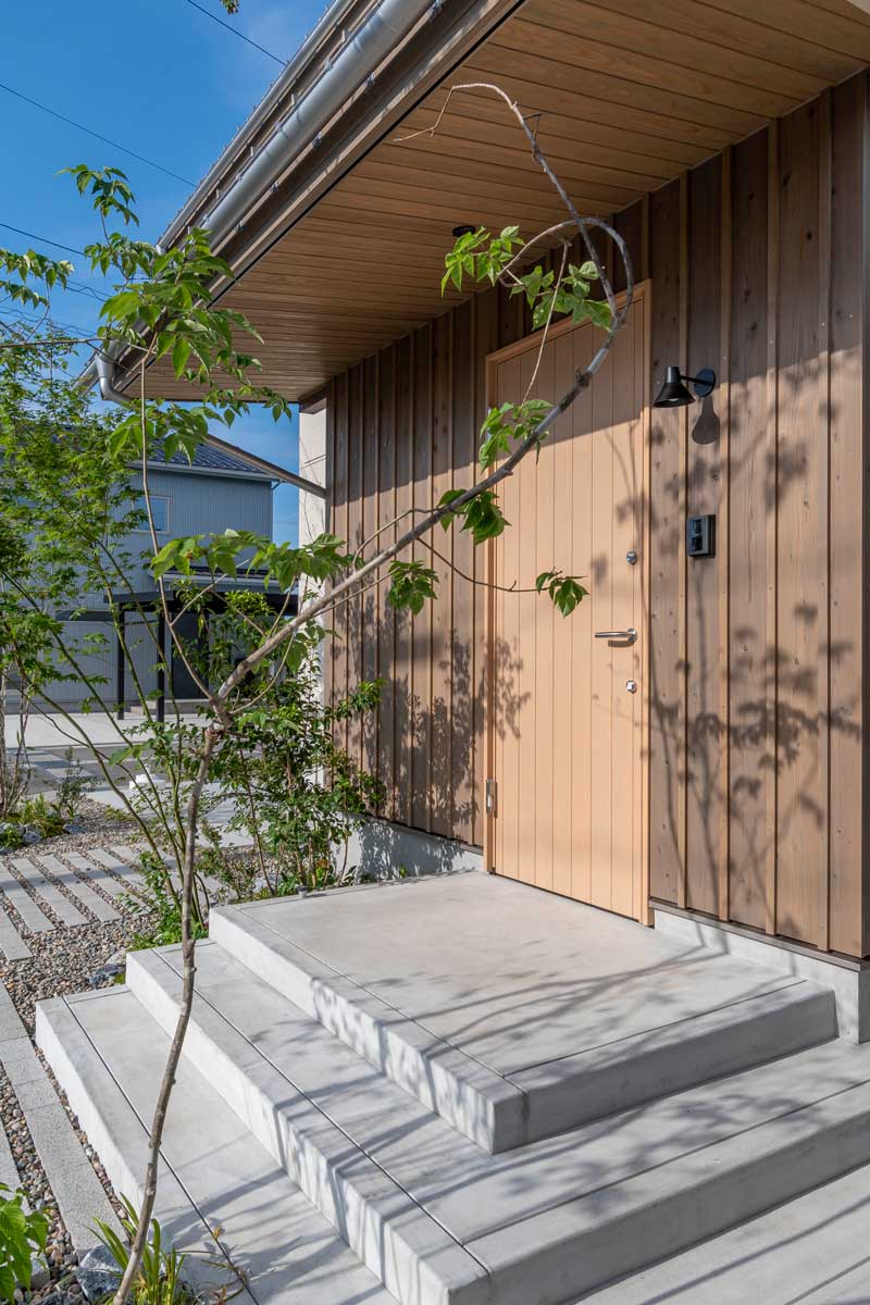 素材と植栽のレイヤーで魅せる