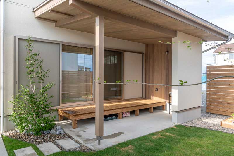 素材と植栽のレイヤーで魅せる