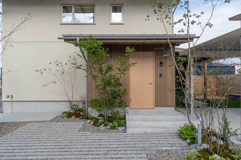 素材と植栽のレイヤーで魅せる