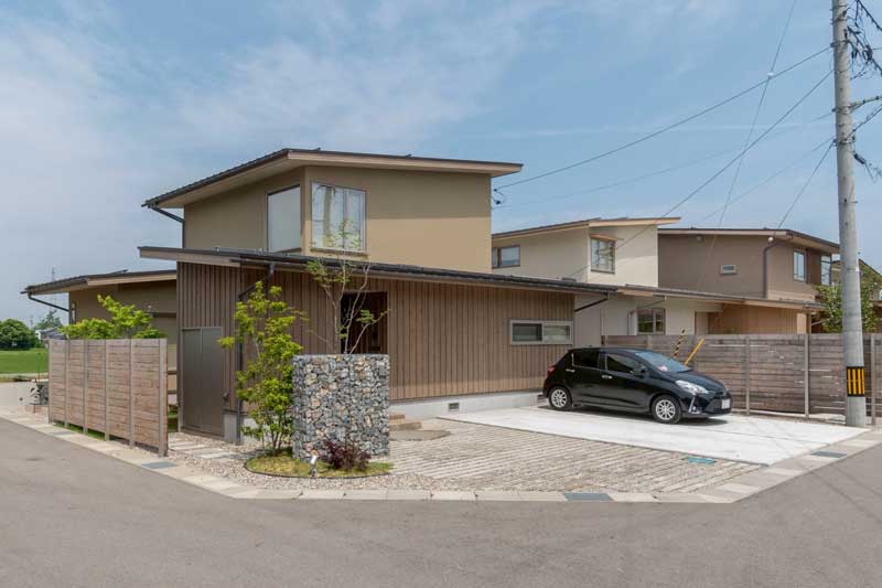 素材の質感が奏でる上質な門まわり