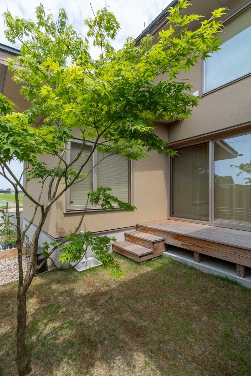 素材の質感が奏でる上質な門まわり