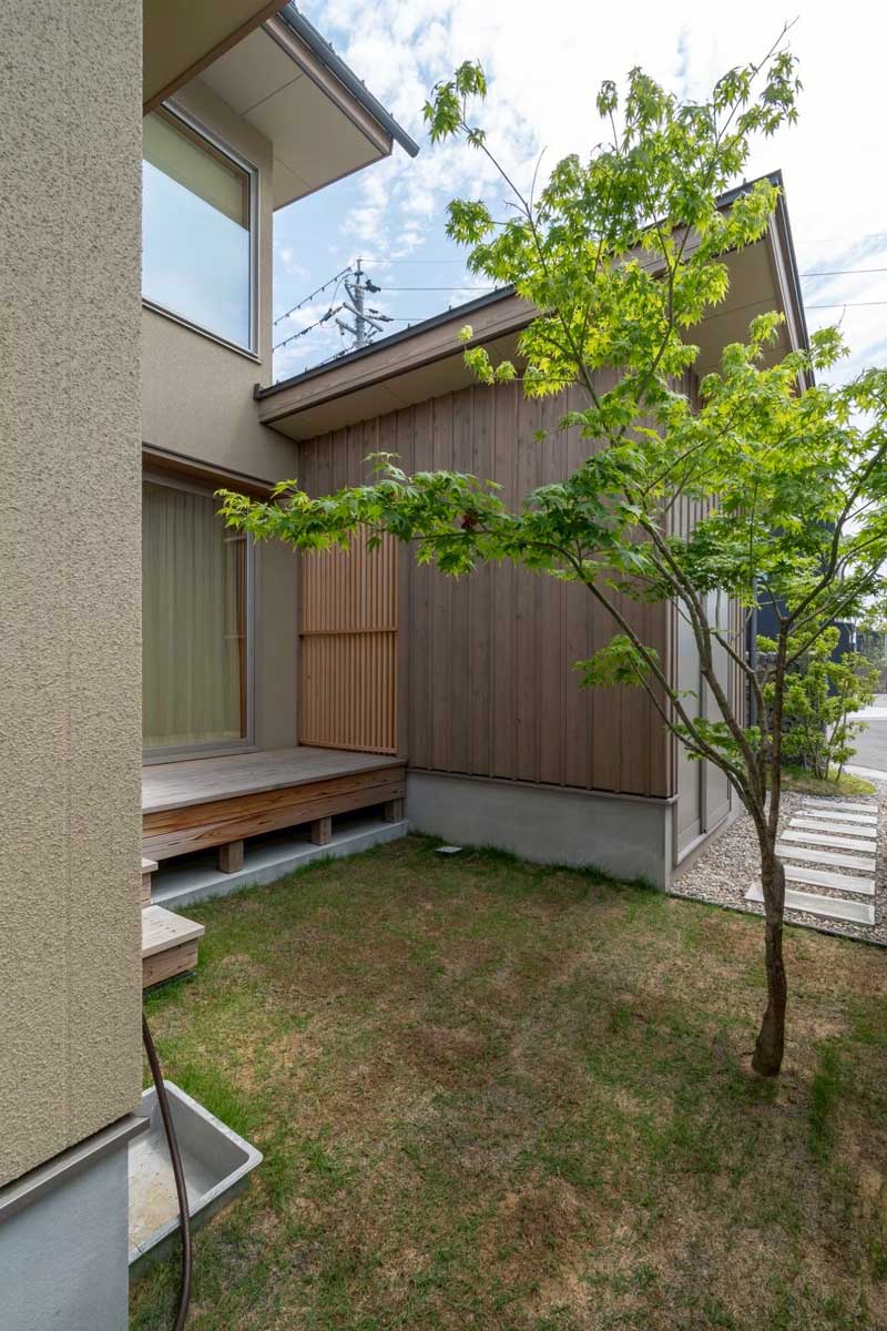 素材の質感が奏でる上質な門まわり