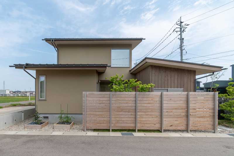 素材の質感が奏でる上質な門まわり