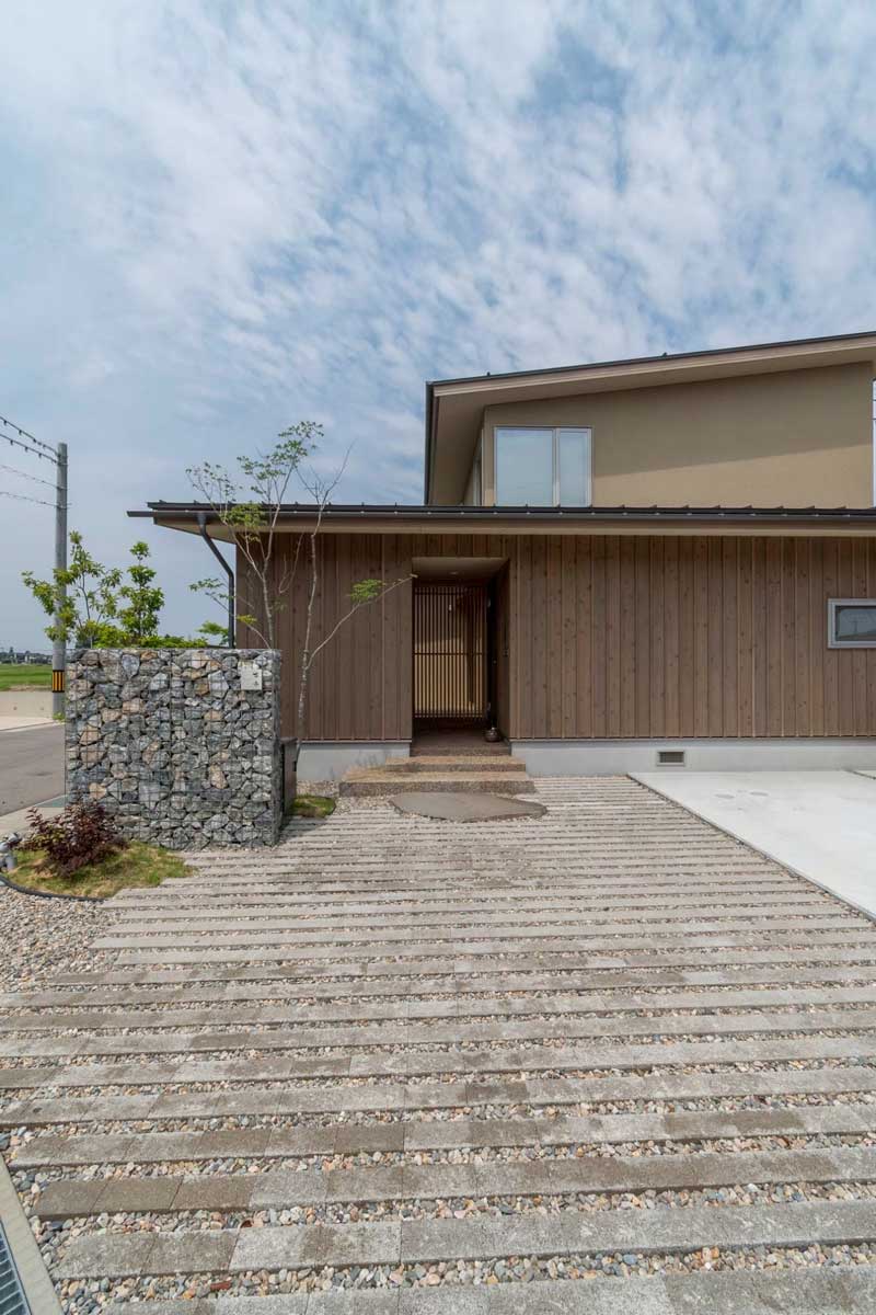 素材の質感が奏でる上質な門まわり