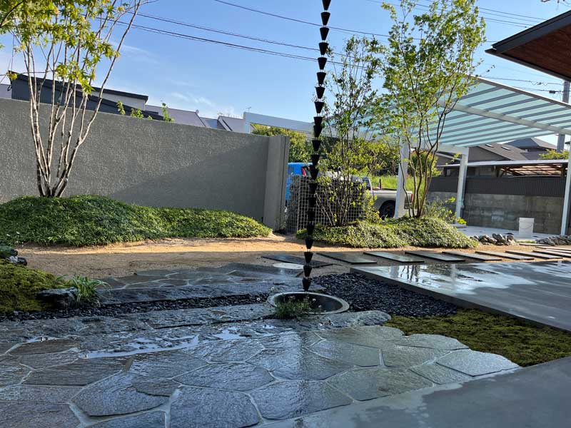 硬質素材と緑が調和する和の佇まい