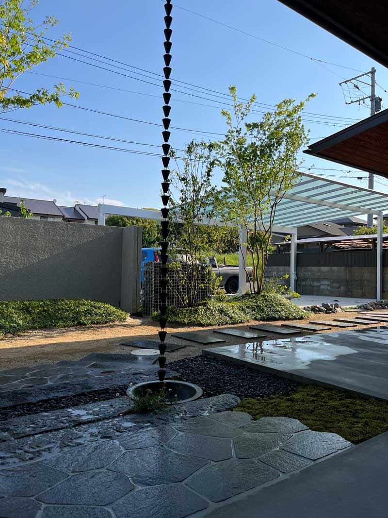 硬質素材と緑が調和する和の佇まい