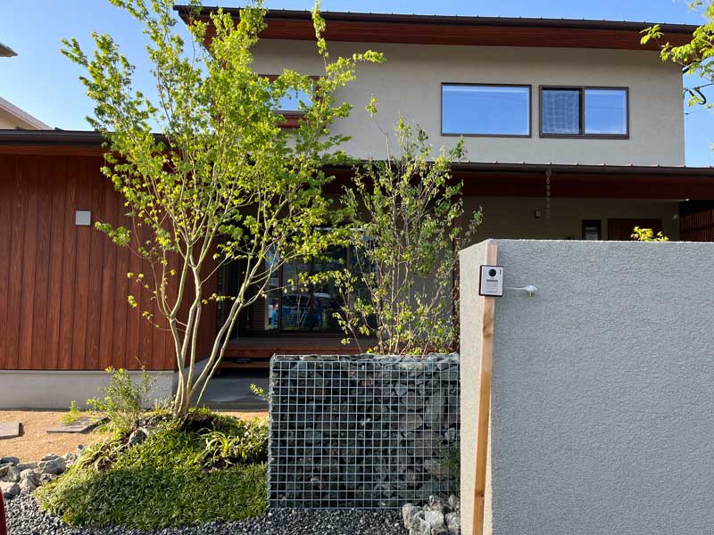 硬質素材と緑が調和する和の佇まい