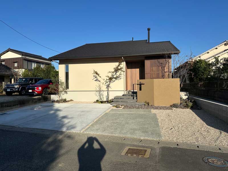 緑と素材が調和する心地よい外構