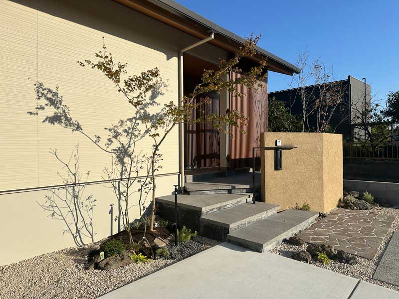 緑と素材が調和する心地よい外構