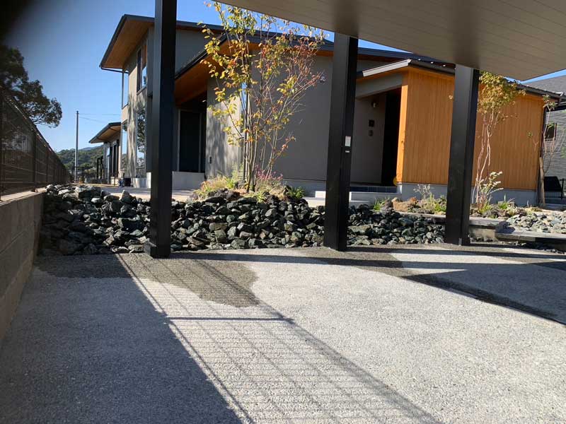 素材感でつくる印象的な動線の新築外構