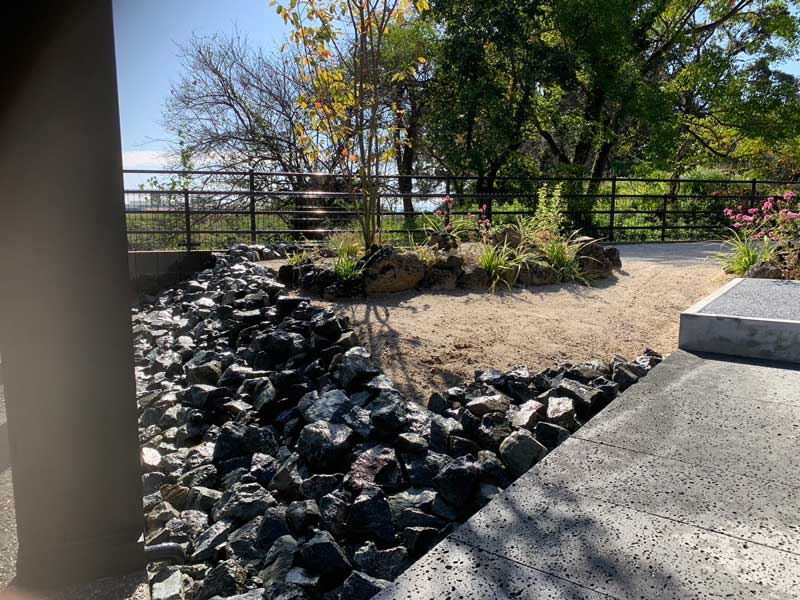 素材感でつくる印象的な動線の新築外構